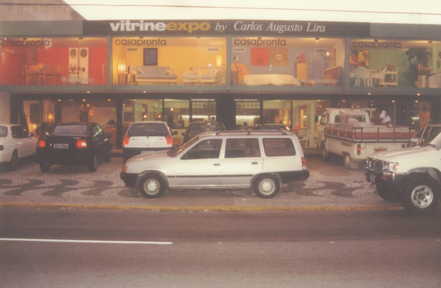 Vitrine 1997 assinada por Carlos Augusto Lira