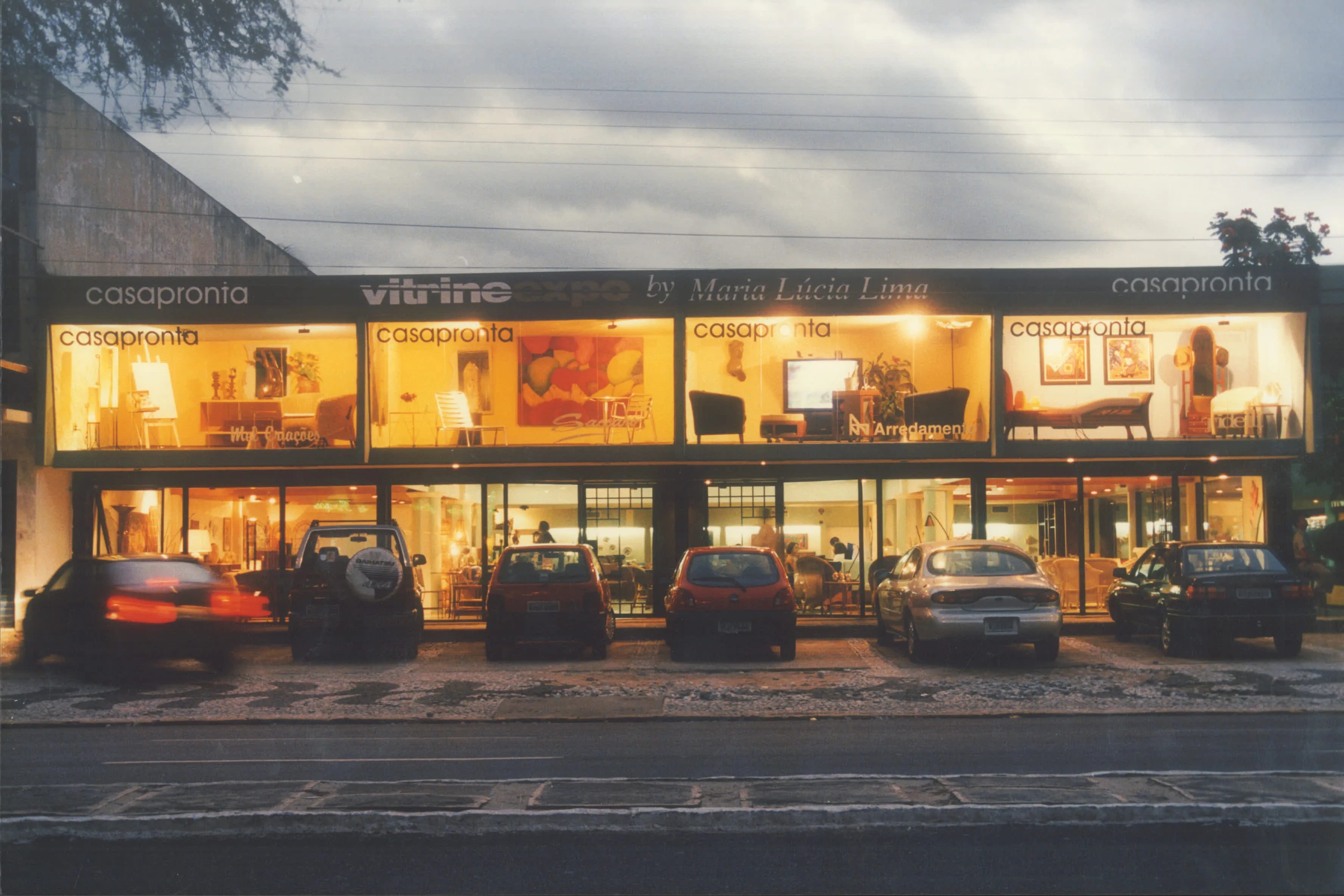 Vitrine 1998 assinada por Maria Lucia Lima